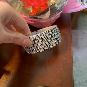 Rhinestone zebra bracelet clap shut